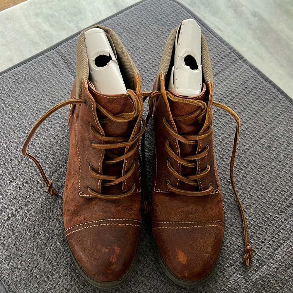 Sperry leather booties size 8